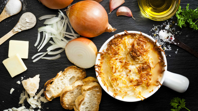 Está com frio? Aprenda a fazer Sopa de Cebola Gratinada