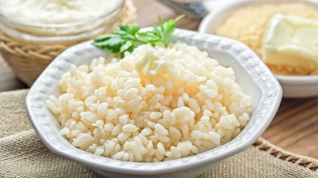 Aprenda um truque para esquentar
arroz sem deixá-lo seco