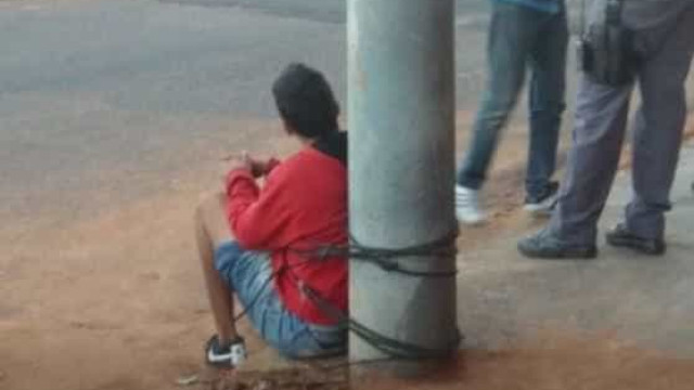 Pai amarra filho adolescente 
à poste em São Paulo