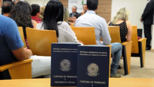 
                    Governo lança campanha nacional pelo fim da escala de trabalho 6x1
                