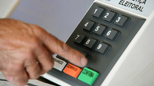 
                    Pesquisa aponta que solidão e exaustão ampliam abstenção nas urnas
                