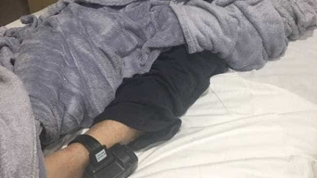 Defesa mostra Abdelmassih com tornozeleira eletrônica em hospital