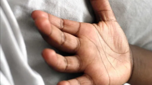 
                    Menino de 11 anos morre após suspeita de envenenamento com bolo no RJ
                