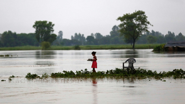 Chuvas torrenciais matam ao menos 96 na Índia e no Nepal