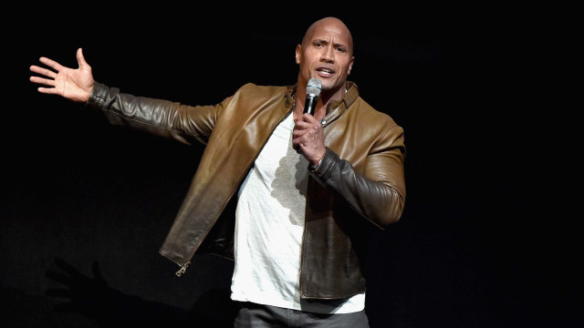 Dwayne Jonhson toma três banhos por dia... e explica porquê