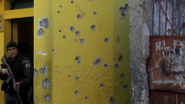 Mortes ocorreram em 12 pontos do Jacarezinho; homem foi achado em cadeira de plástico e sem arma