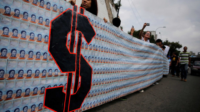 Com inflação acelerada, venezuelanos precisam pagar por dinheiro