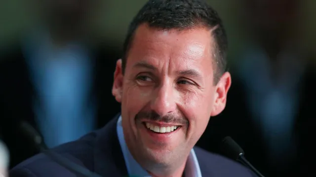 
                    'Beijem-se todos os dias', aconselha Adam Sandler a Taylor Swift e Travis Kelce
                