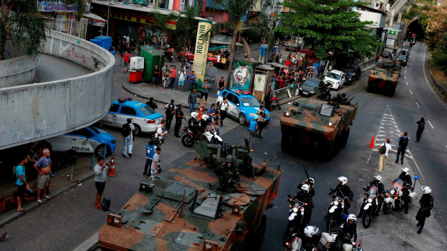 Vídeo mostra Forças Armadas nas ruas do Rio após confronto na Rocinha