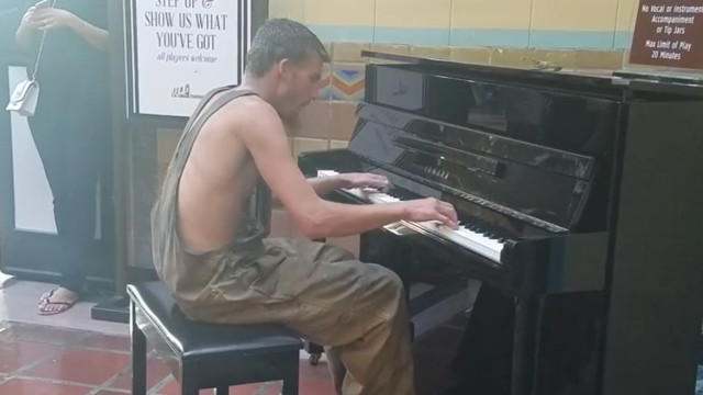 Mendigo emociona ao tocar piano em estação de trem