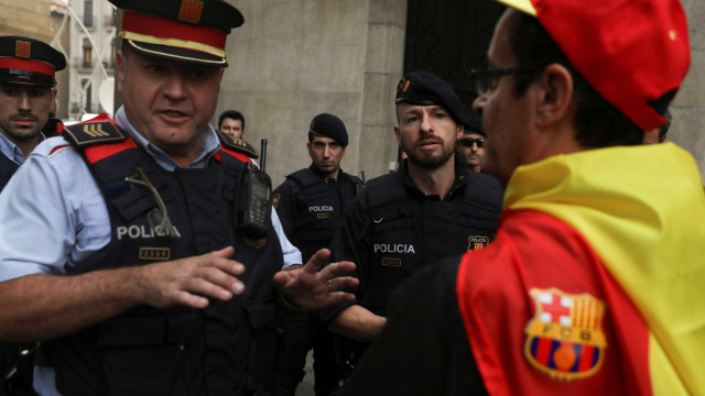 Polícia espanhola fecha locais de votação de plebiscito na Catalunha