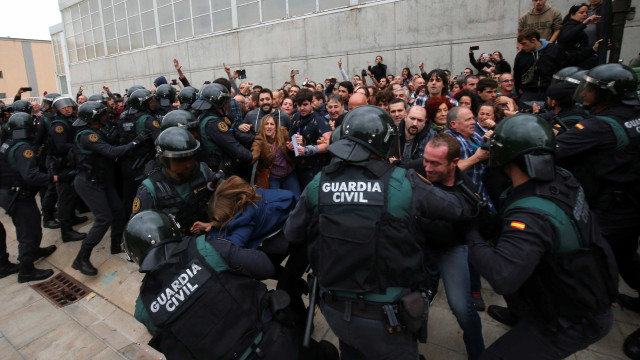 Polícia invade locais de votação onde acontece plebiscito na Catalunha