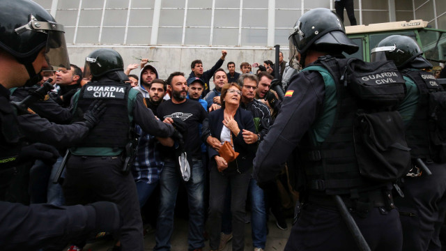Confrontos com polícia deixam 337 pessoas feridas na Catalunha