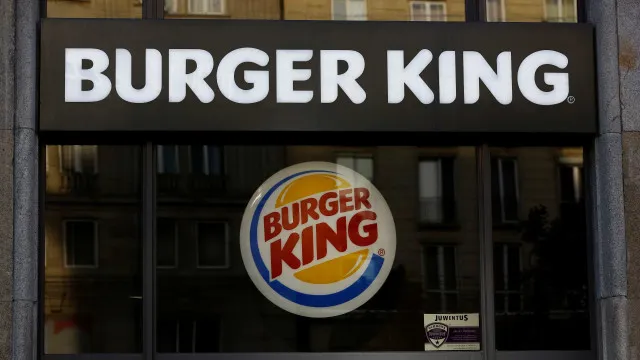 Burger King é condenado a indenizar trabalhadora por uniforme que não servia
