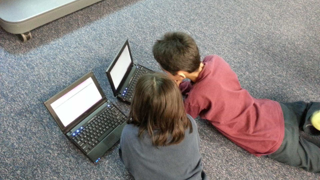 Escolas voltam com aulas híbridas e computador já integra lista de materiais