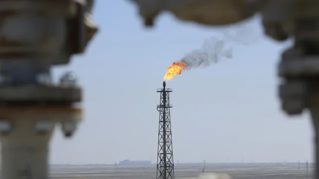 
                    Petróleo fecha em queda após Trump suspender ataques ao Irã e citar avanços diplomáticos
                