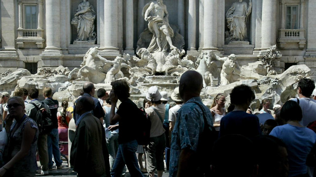 Cartão-postal da Itália, Fontana di Trevi é vandalizada