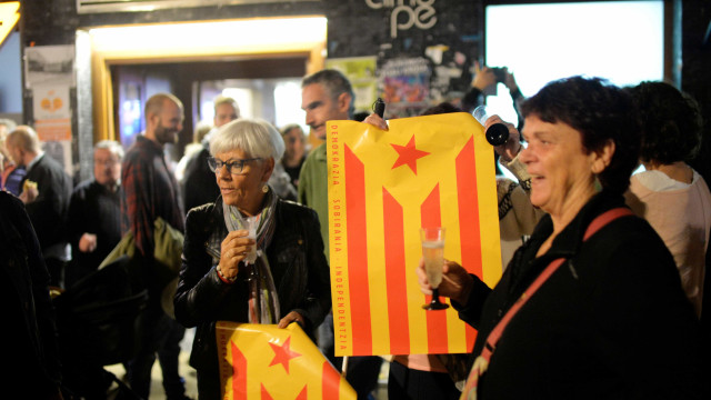 Manifestações pró e contra a independência da Catalunha tomam Barcelona