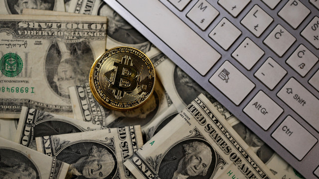 Criptomoedas: bitcoin volta a superar US$ 70 mil, com risco macro em 2º plano antes de halving
