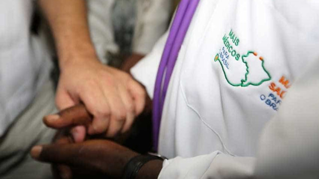 Governo concede registro para cubanos reintegrarem o Mais Médico