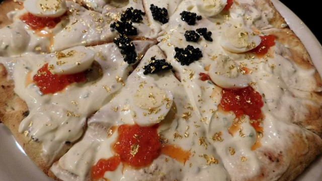 Pizza mais cara da Itália tem pó de ouro e custa 170 reais