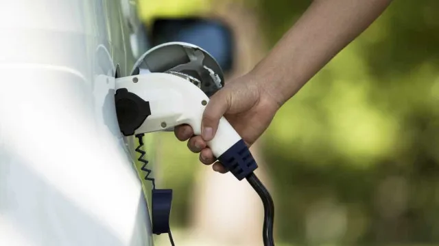 
                    China ameaça retaliar se Reino Unido restringir acesso a veículos elétricos chineses
                