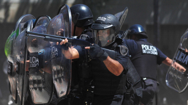 Vídeo mostra violência policial durante protestos na Argentina