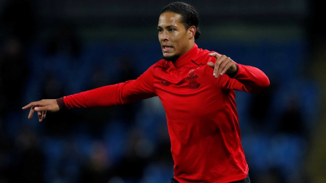 Após grave lesão, Van Dijk renova com o Liverpool por mais dois anos até 2025