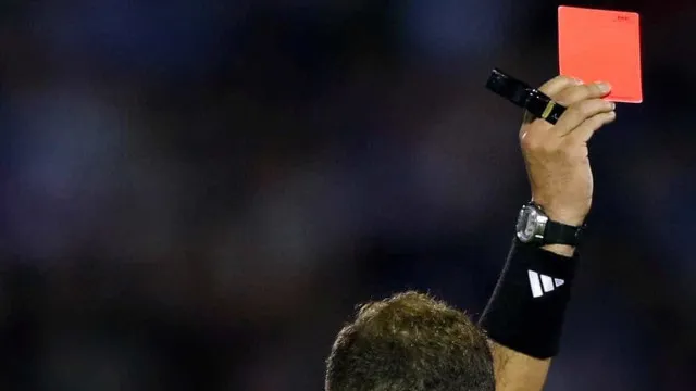 
                    Fifa aprova cartão vermelho para quem cobrir o rosto em discussões com adversários
                