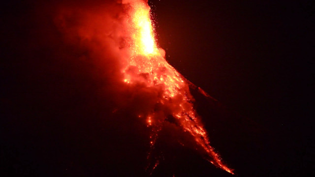 Vulcão Mayon é filmado durante em erupção noturna