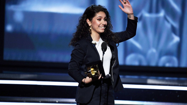 Alessia Cara canta Djavan e chora por baterista do Foo Fighters no Lollapalooza