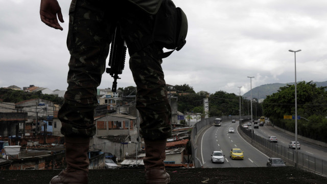 Intervenção no Rio: Forças Armadas seguem operação na Praça Seca