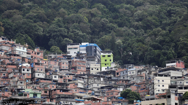 Tiroteio na Rocinha deixa morador e PM mortos