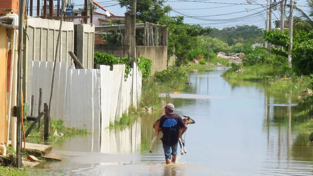 Para Crivella, sistema de drenagem 'suportou chuva' no Rio