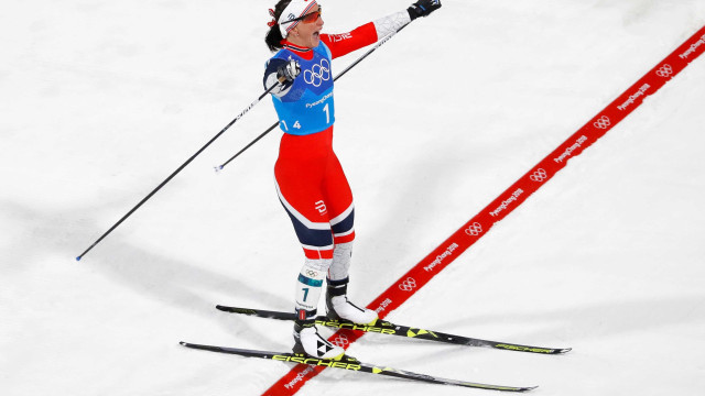 Norueguesa vence no esqui cross-country e iguala recorde olímpico