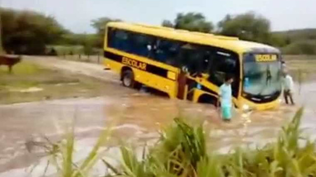 Condutor de ônibus escolar tenta atravessar riacho com crianças a bordo