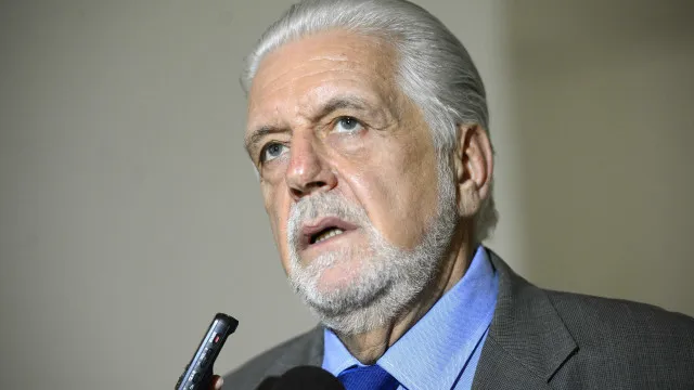 
                    Caso Master: PF cumpre buscas contra Jaques Wagner, líder do governo no Senado
                