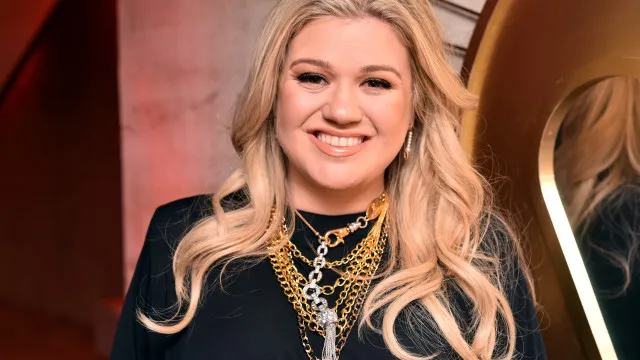 
                    Kelly Clarkson acusa loja de tratá-la mal e bate boca nas redes sociais
                