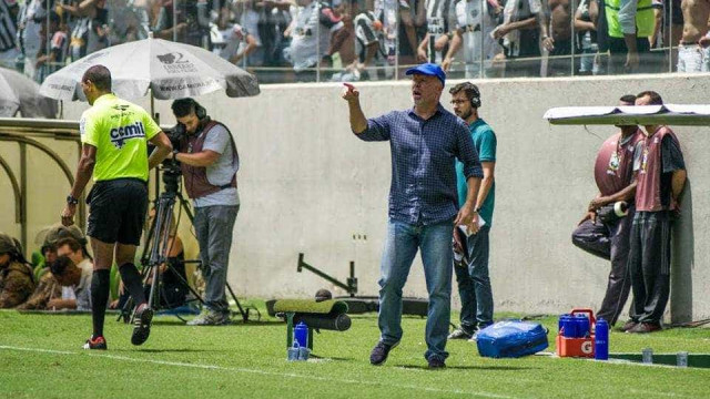 Mano Menezes elogia postura do Cruzeiro após expulsão