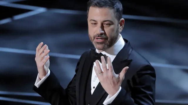 
                    Jimmy Kimmel rebate Trump e defende piada sobre Melania 'viúva'
                