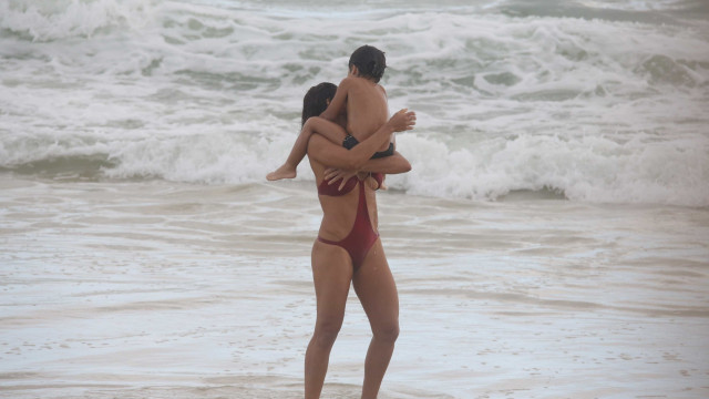 Juliana Paes vai à praia com a família e aproveita para petiscar; fotos