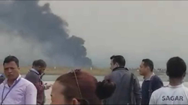 Vídeo mostra reação do público após queda de avião no Nepal