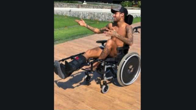 De cadeira de rodas, Neymar homenageia Stephen Hawking