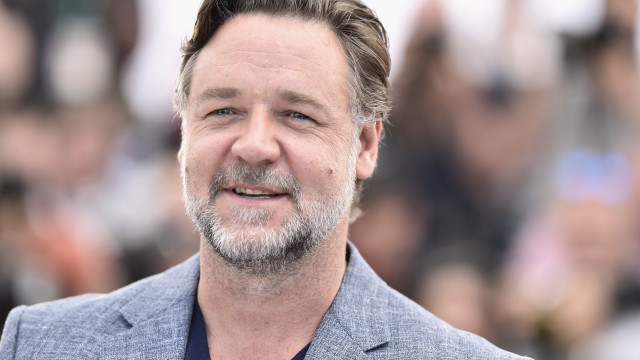 Russell Crowe diz que quebrou as duas pernas em filmagens de 'Robin Hood'