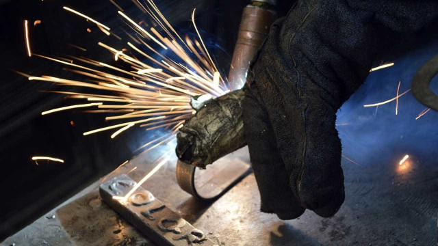 Metalúrgicos pedem vacina privada, fechamento de fábrica e corte de jornada e salário