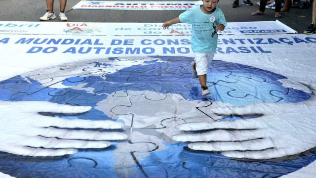 Caminhada alerta para conscientização do autismo, no Rio