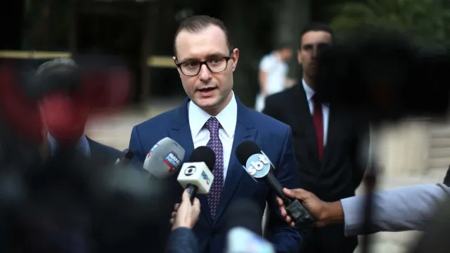 
                    Zanin e Gilmar recebem dados do celular de Vorcaro e iniciam varredura nas conversas
                