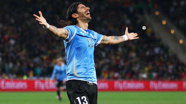 Aos 44 anos, Loco Abreu chega a Minas Gerais para defender o 30º time na carreira