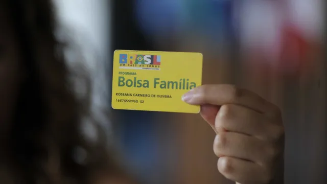 
                    Beneficiários com NIS de final 2 recebem Bolsa Família de agosto
                