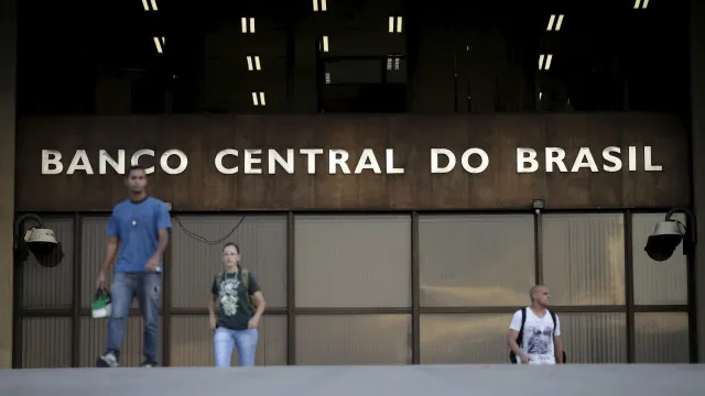 
                    BC preserva flexibilidade ao evitar sinalizar rumo dos juros, dizem analistas
                